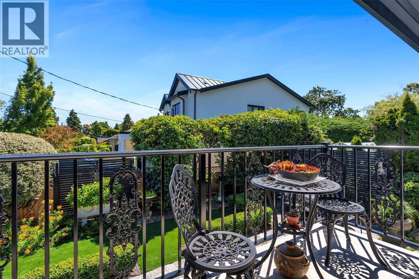 867 VICTORIA AVE - 54