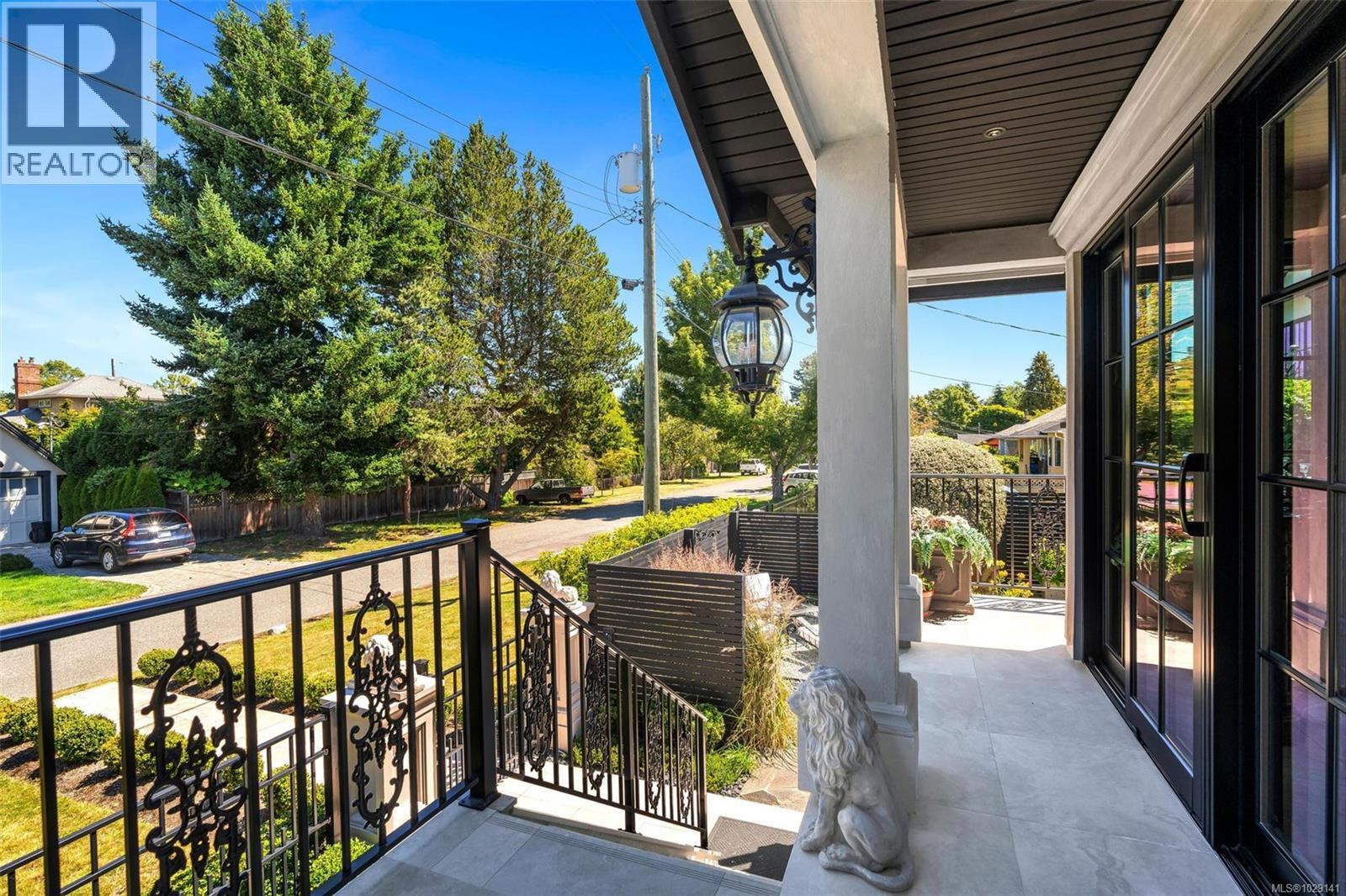 867 VICTORIA AVE - 55