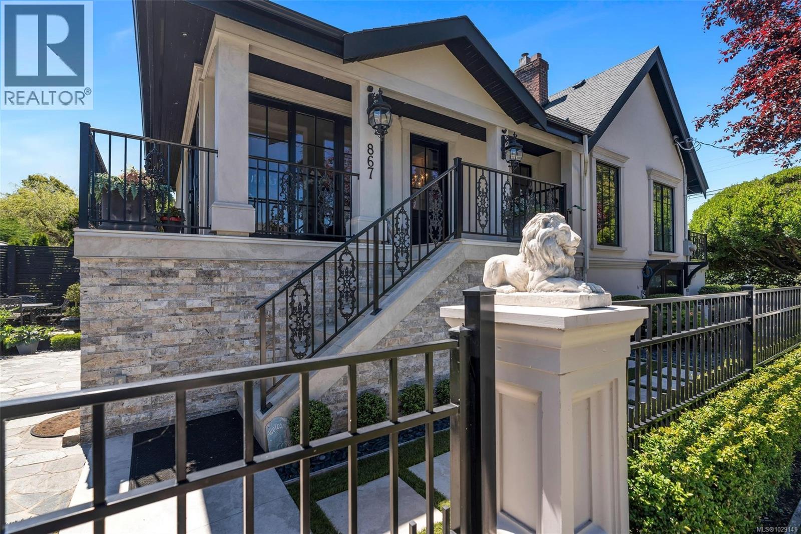 867 VICTORIA AVE - 56