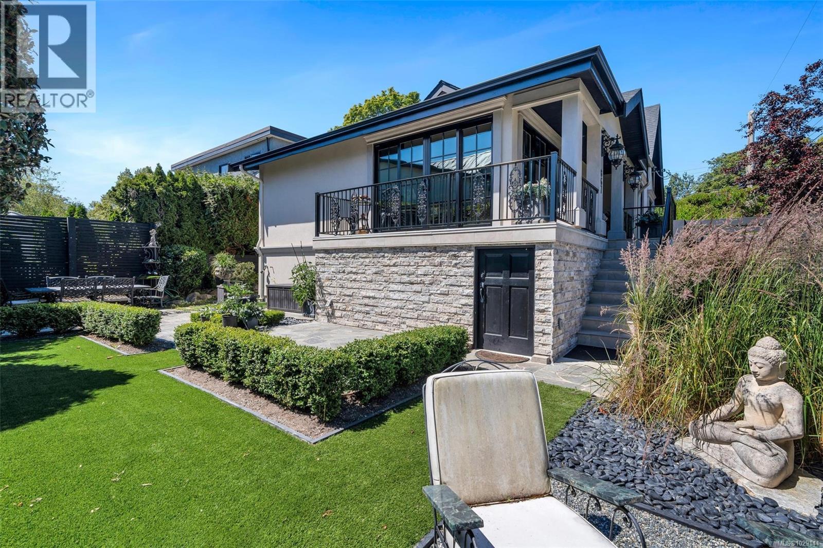 867 VICTORIA AVE - 59