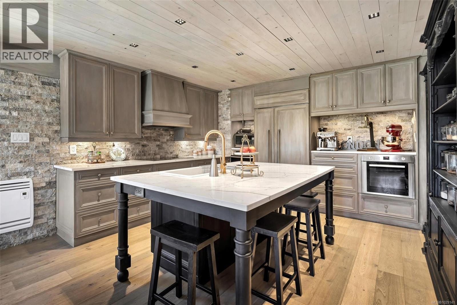 867 VICTORIA AVE - 6