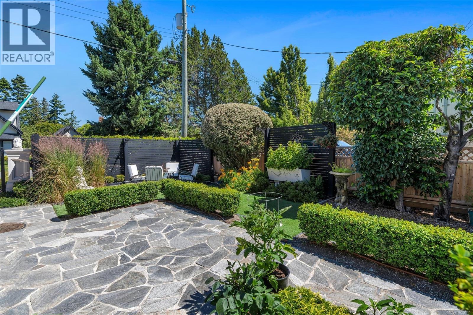 867 VICTORIA AVE - 61