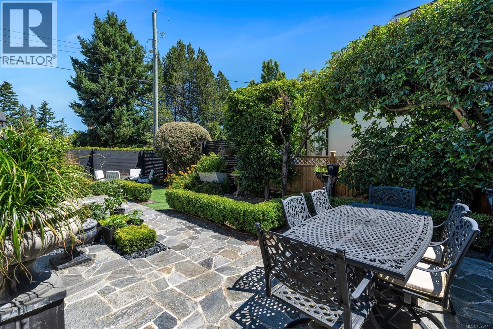 867 VICTORIA AVE - 62