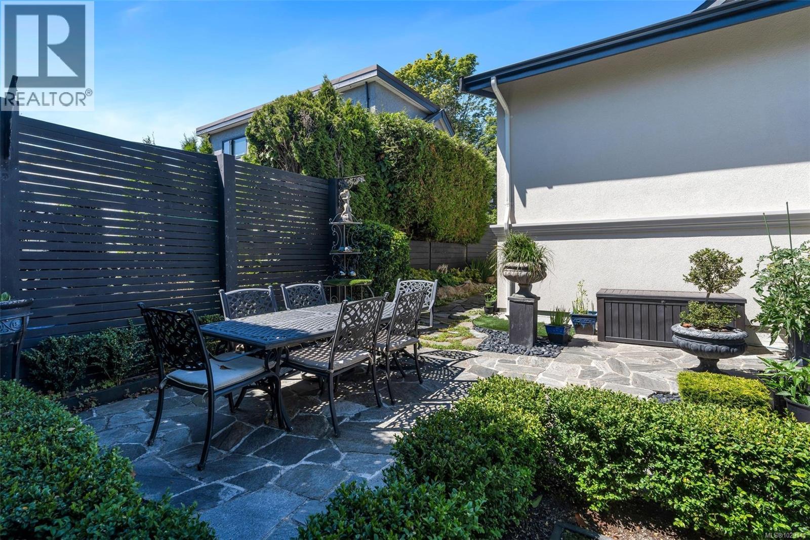 867 VICTORIA AVE - 63