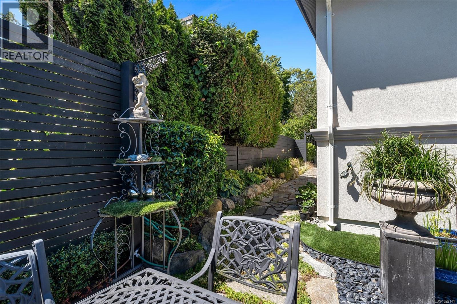 867 VICTORIA AVE - 64