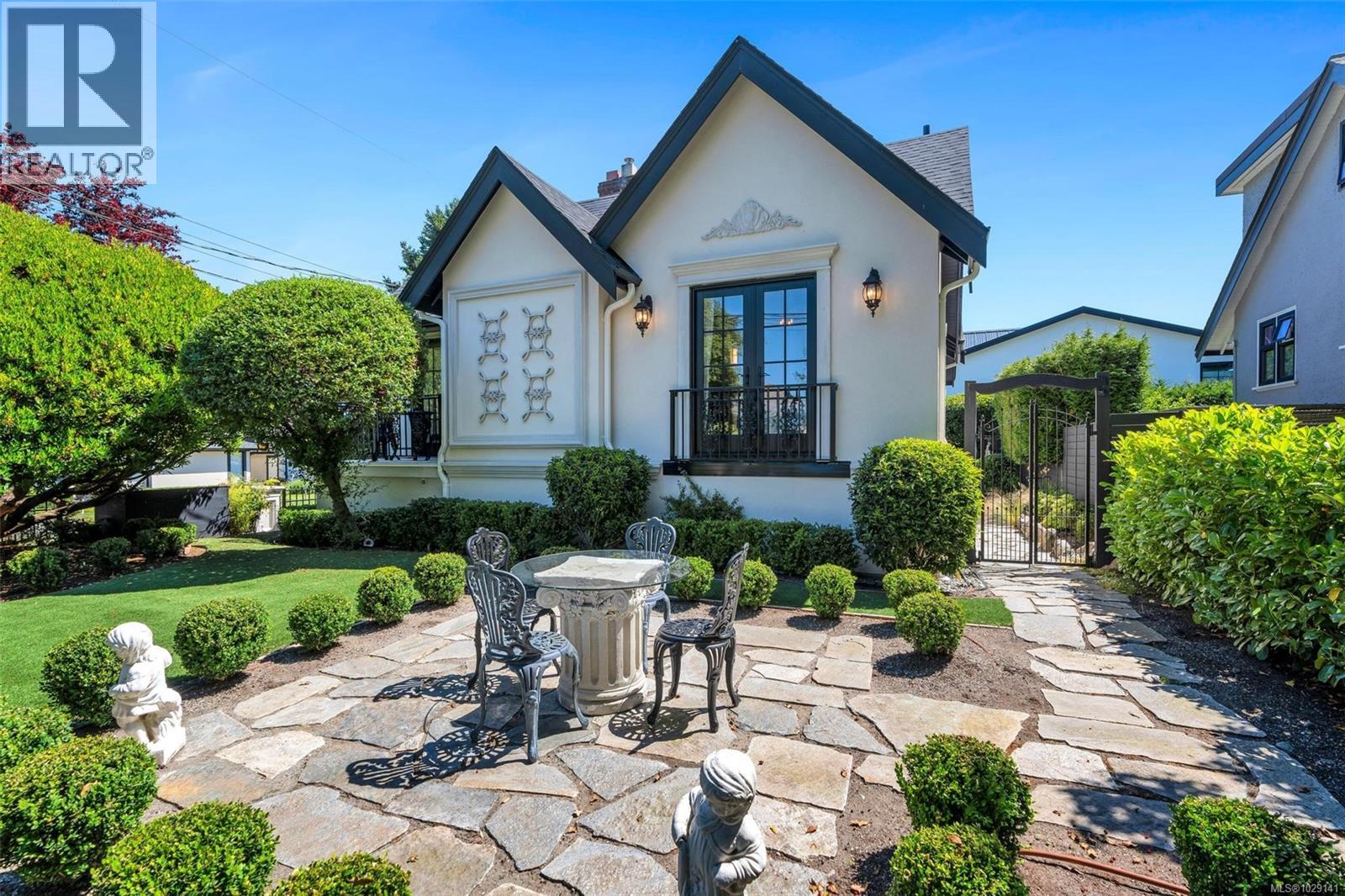 867 VICTORIA AVE - 65