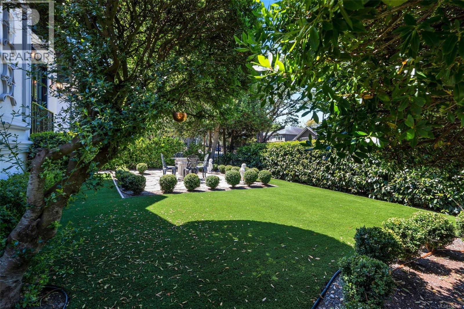 867 VICTORIA AVE - 66