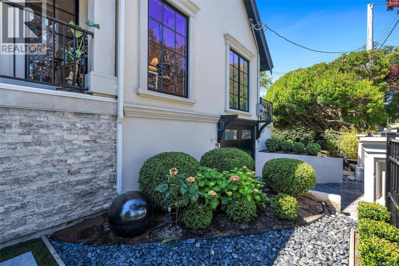 867 VICTORIA AVE - 67