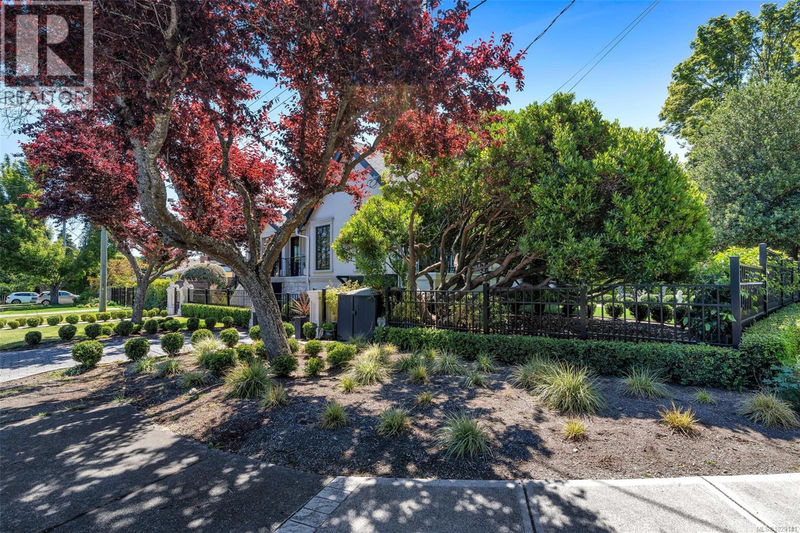 867 VICTORIA AVE - 69