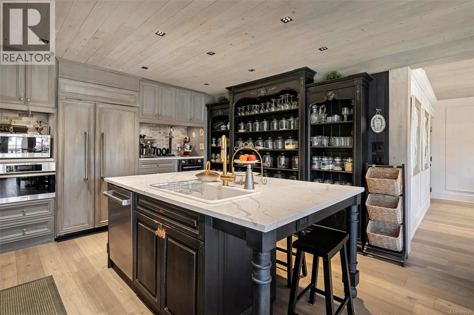 867 VICTORIA AVE - 7