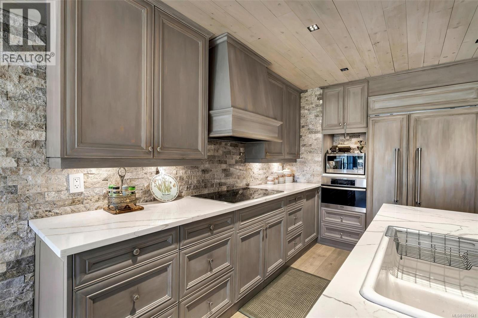 867 VICTORIA AVE - 8