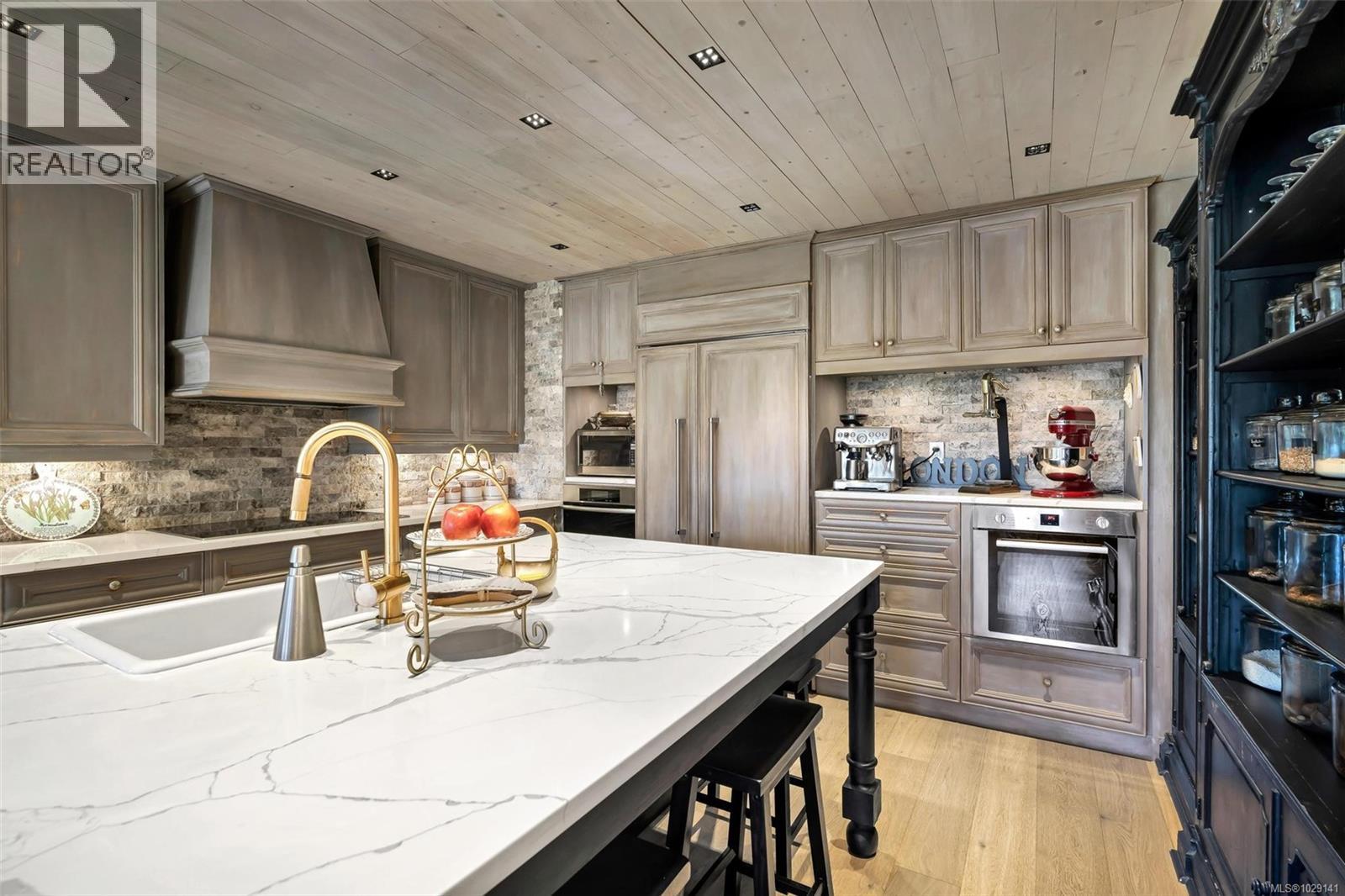 867 VICTORIA AVE - 9