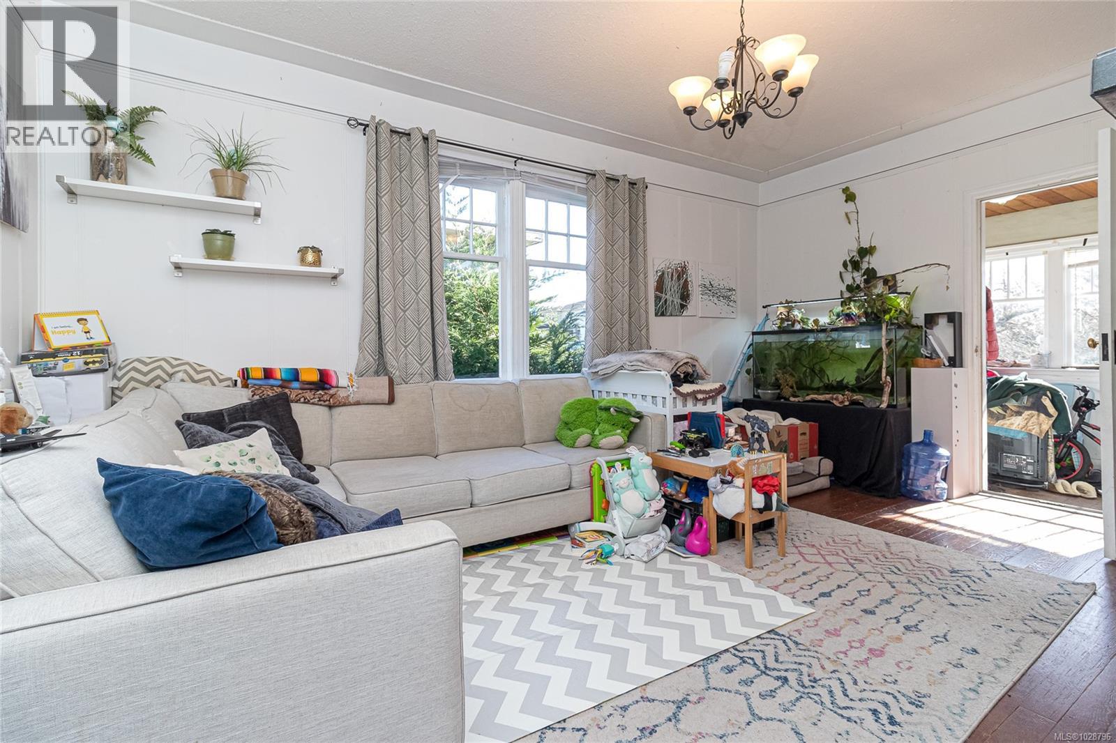 176 Regina Ave - 4
