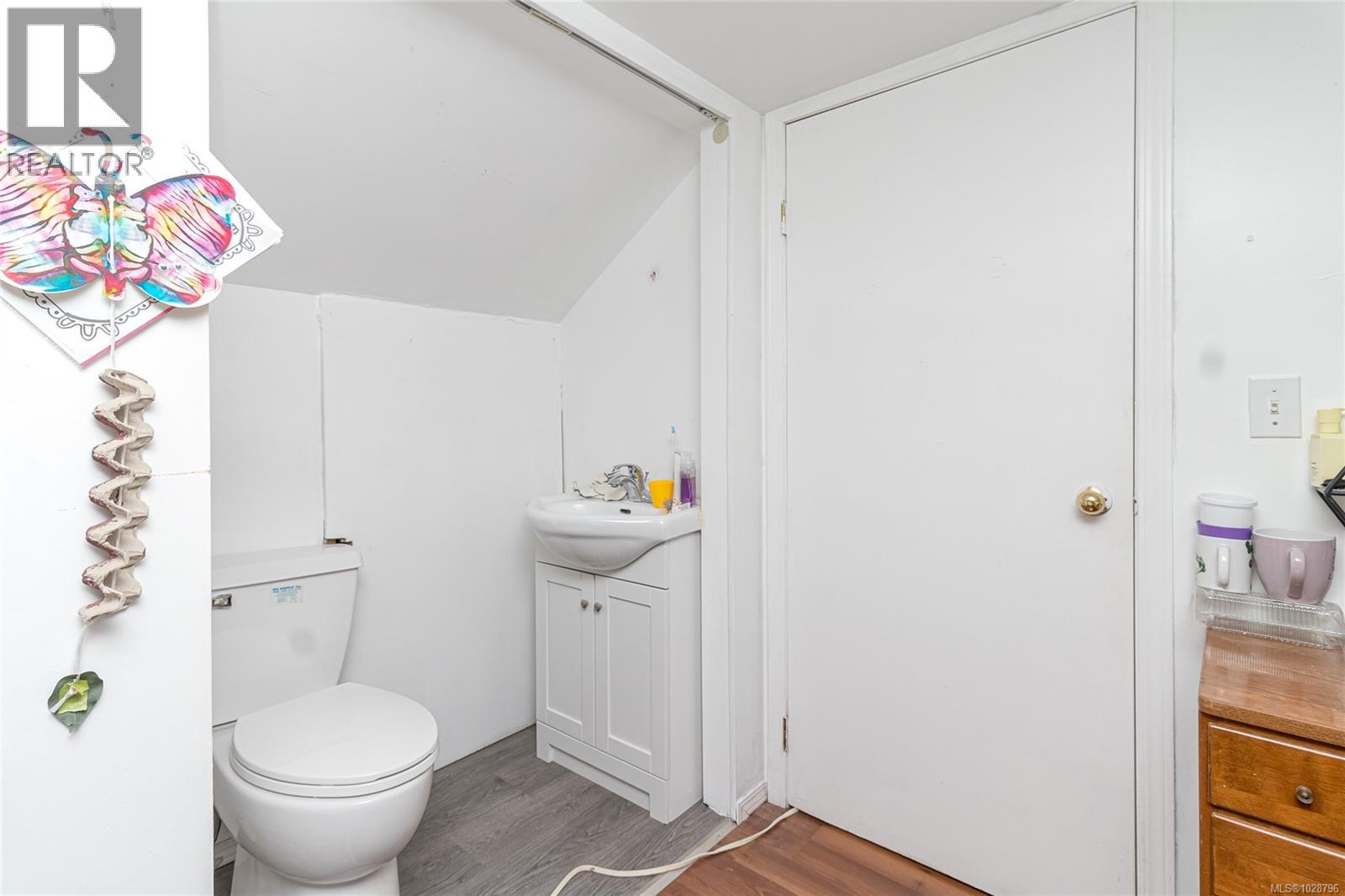 176 Regina Ave - 12