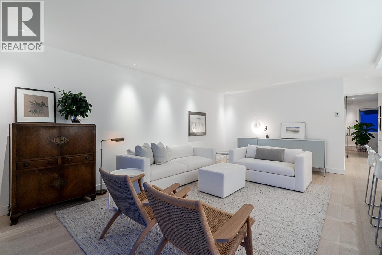 807 150 24TH STREET, West Vancouver