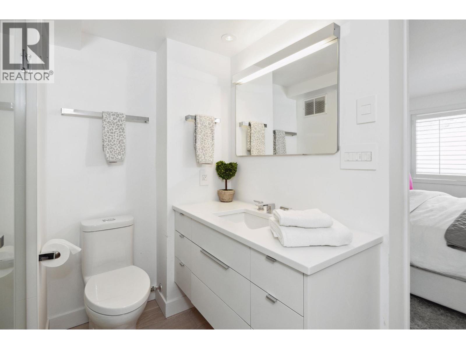 807 150 24TH STREET, West Vancouver