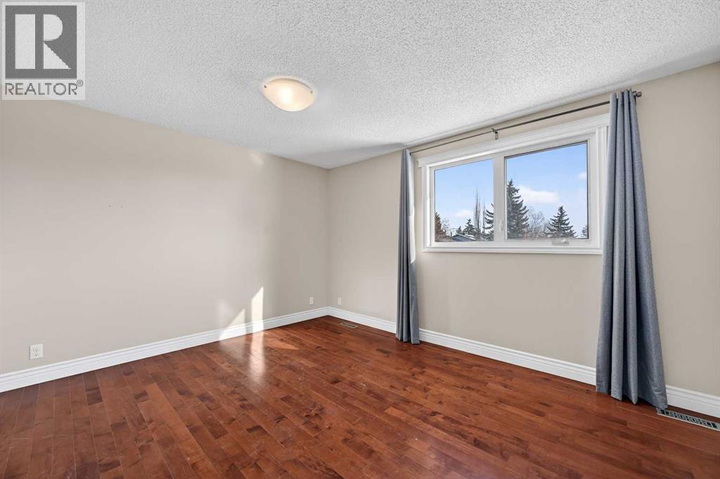 Single Family House for Sale in  Erin Grove Close SE Erin Woods Calgary 