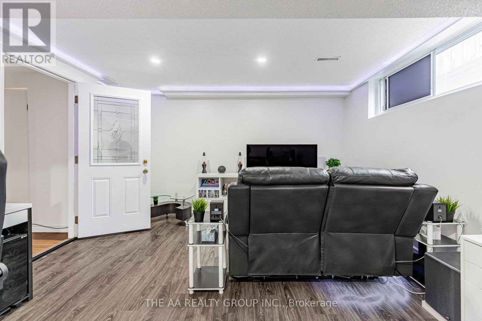 #20 50 BRIDLETOWNE CIRCLE - 24