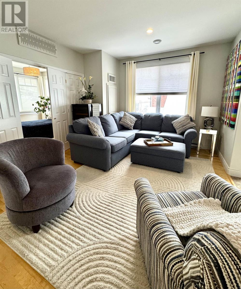 202 111 RICHMOND STREET - 9