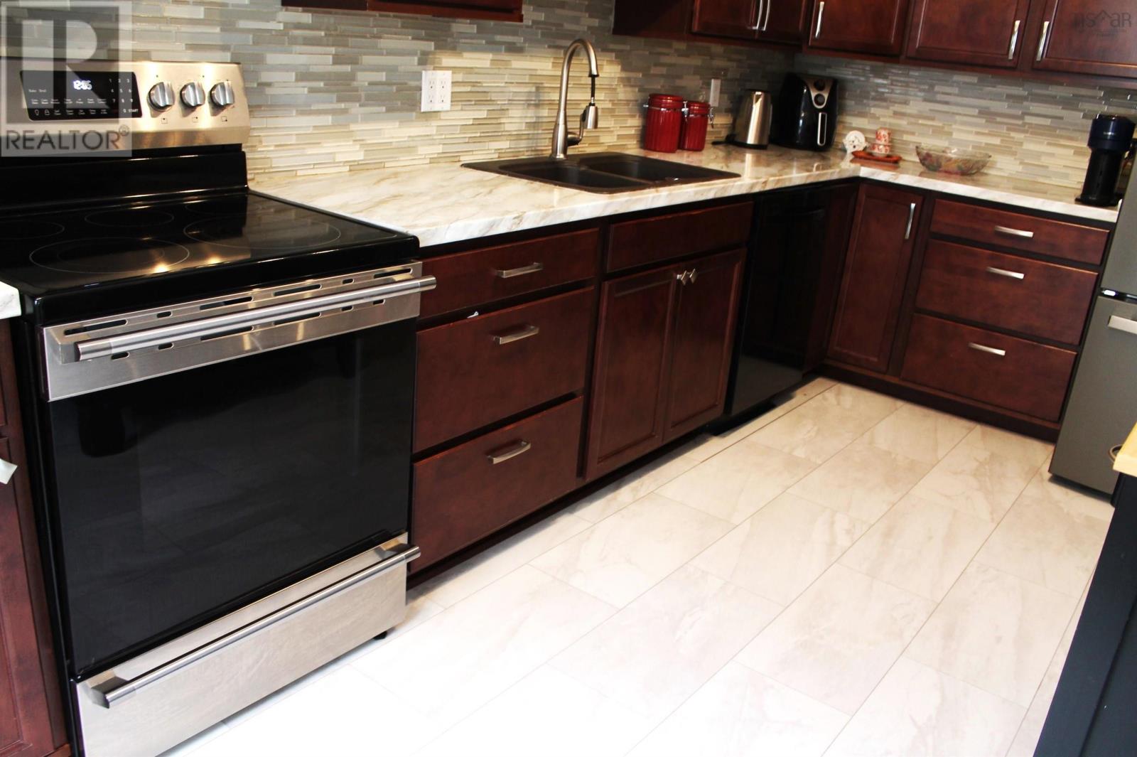 Property 10 of 35 of 87 Lincoln Cross