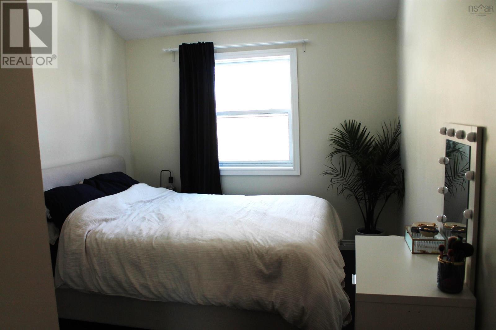 Property 29 of 35 of 87 Lincoln Cross