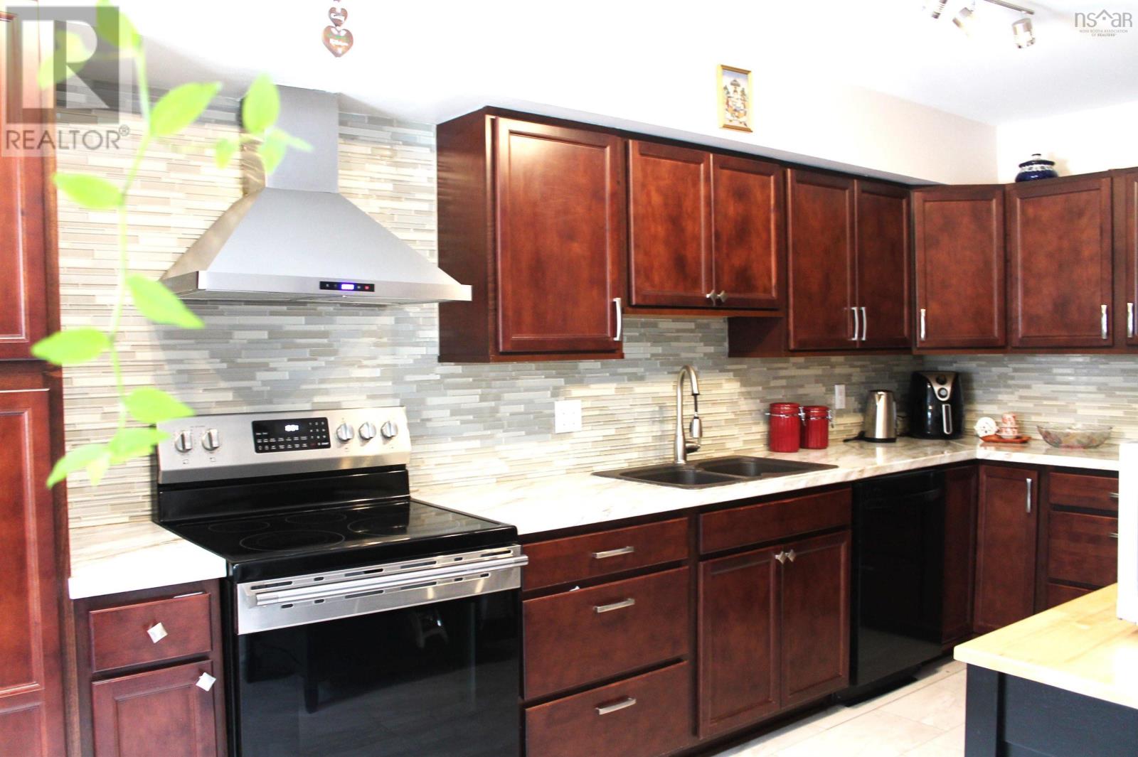 Property 8 of 35 of 87 Lincoln Cross