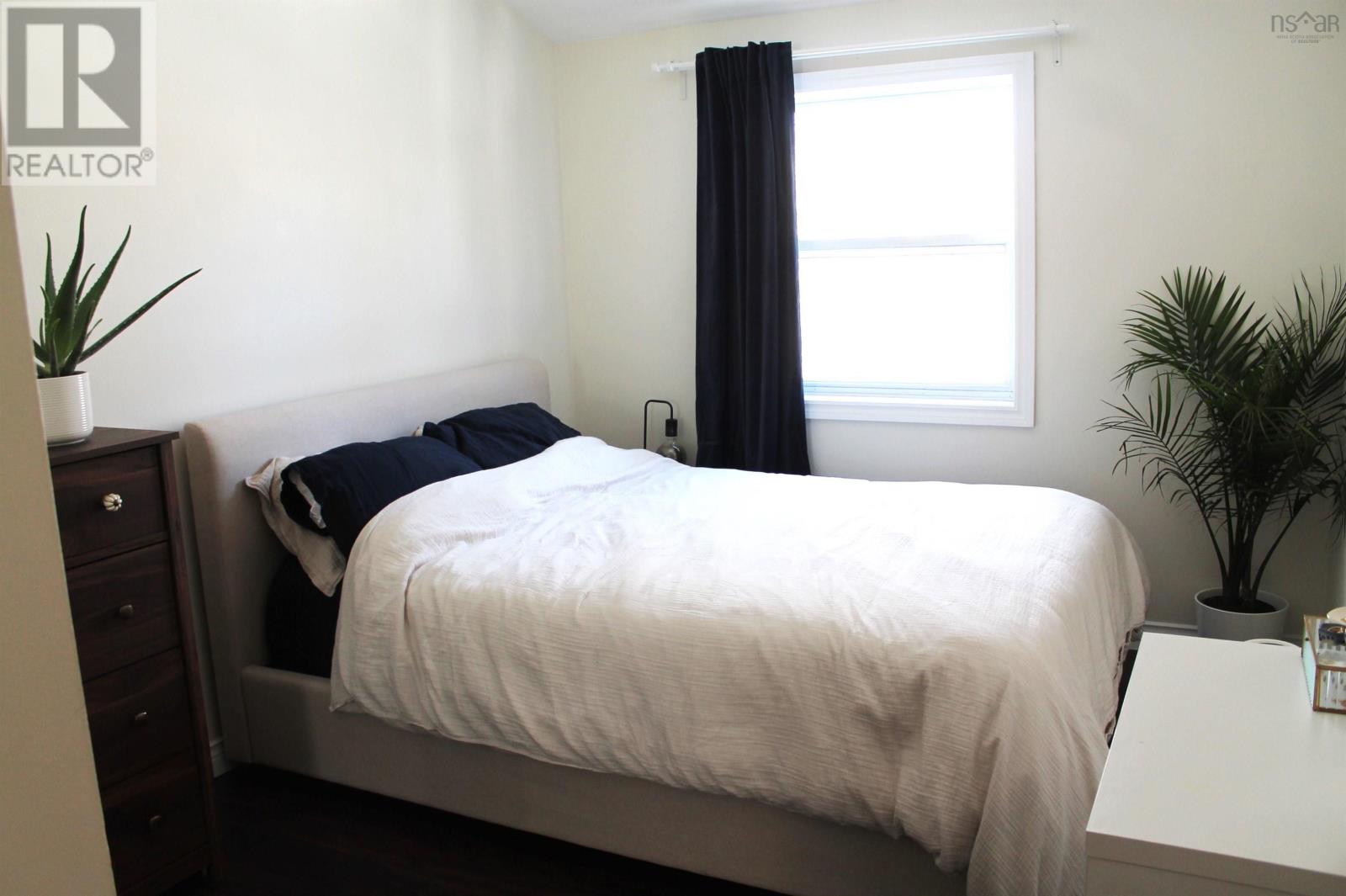 Property 30 of 35 of 87 Lincoln Cross