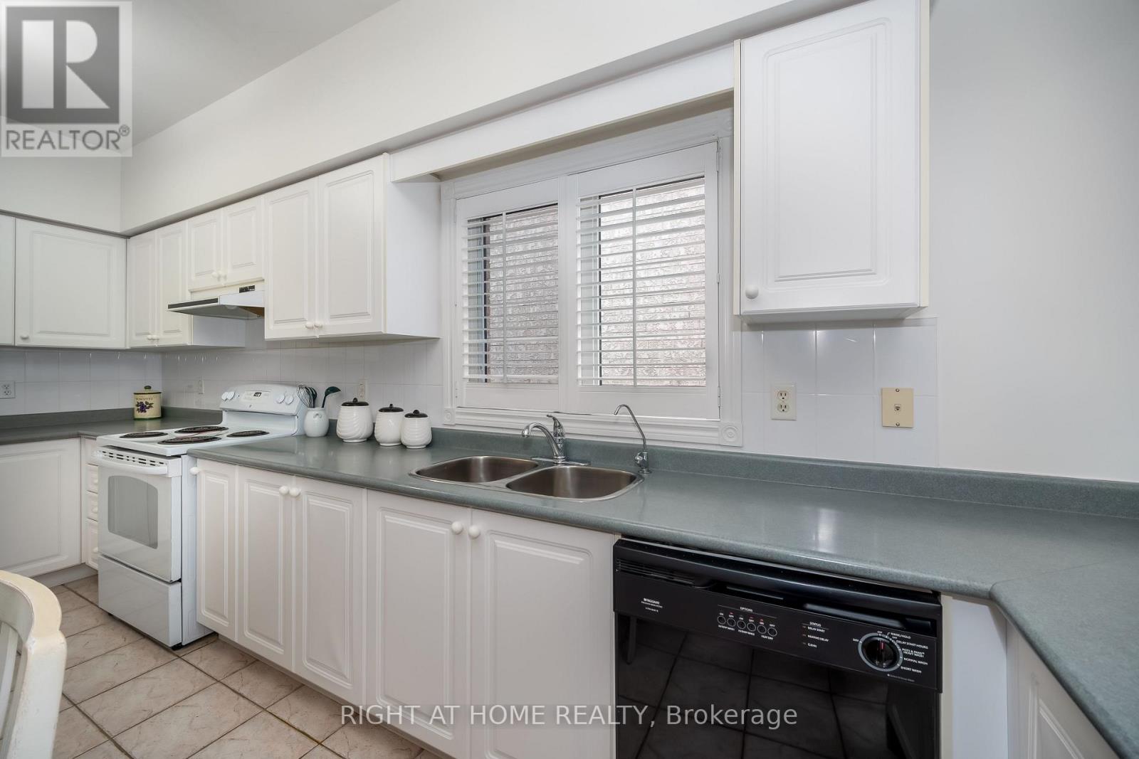 46 WOODHAVEN CRESCENT - 21