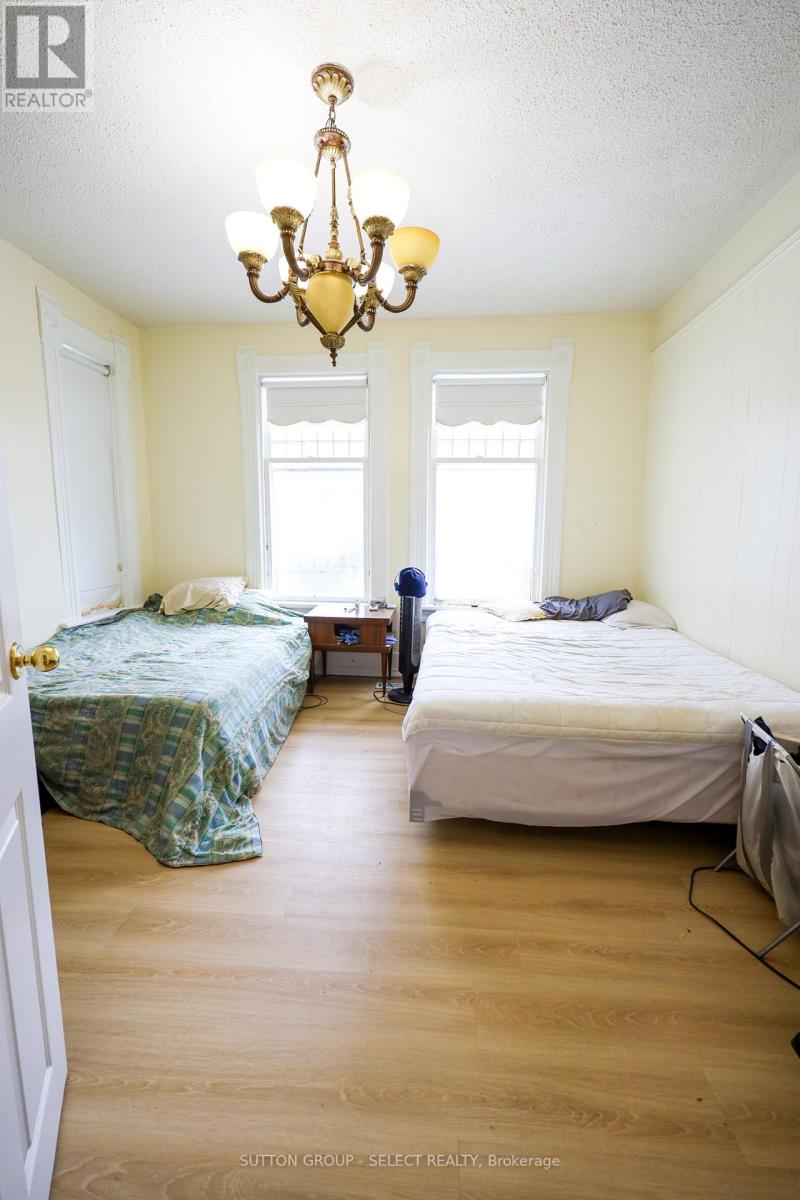 552 ADELAIDE STREET N - 13