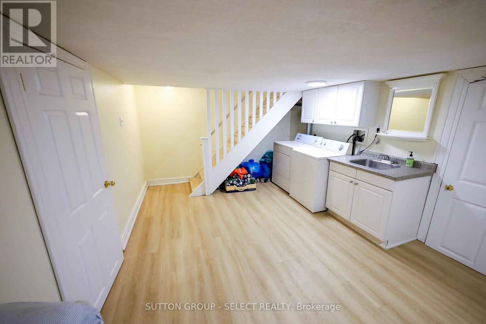 552 ADELAIDE STREET N - 17