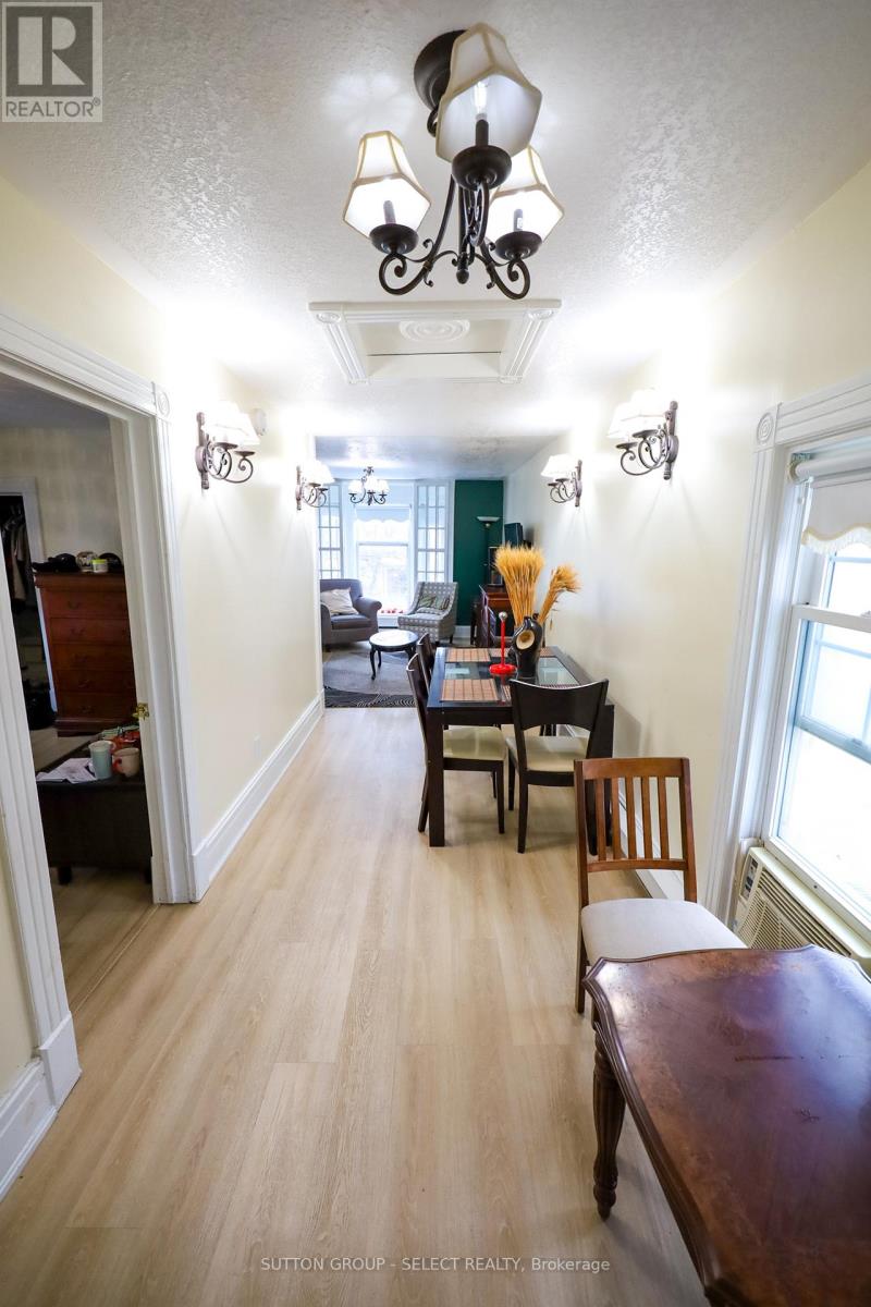 552 ADELAIDE STREET N - 25
