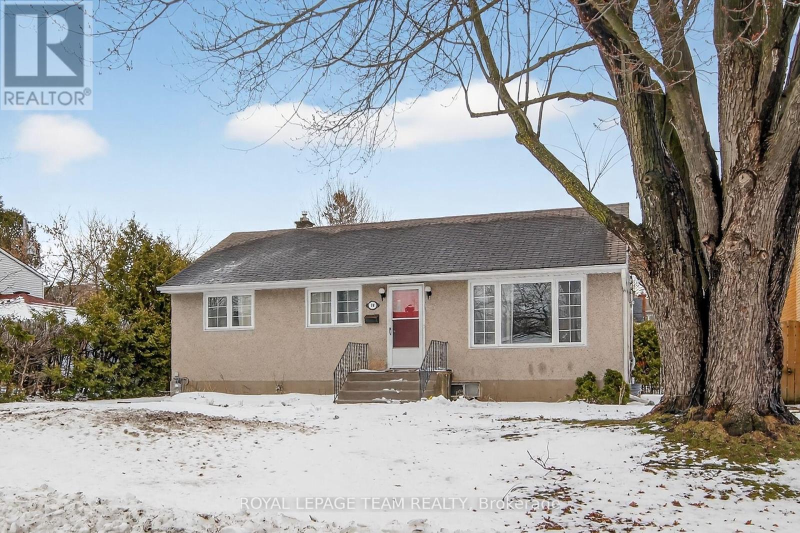 3 Bedroom & full Bath Bungalow!