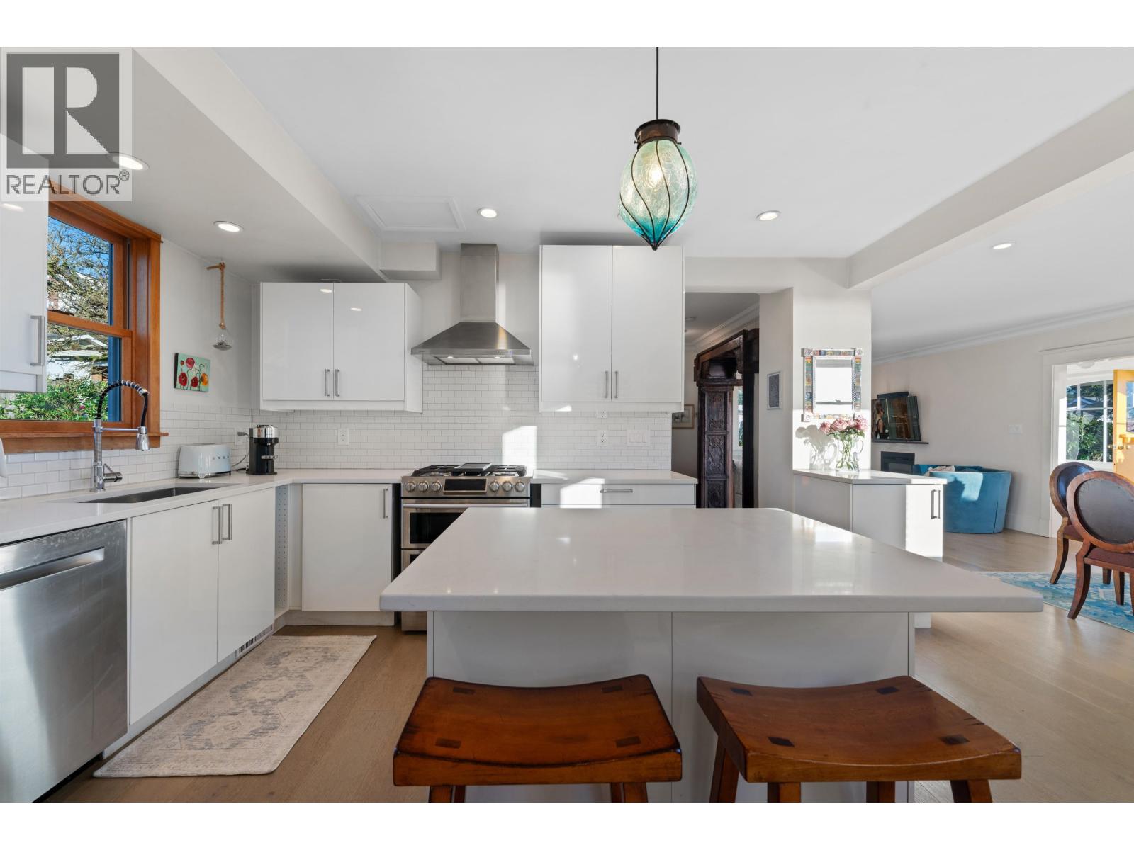 1073 CLYDE AVENUE, West Vancouver