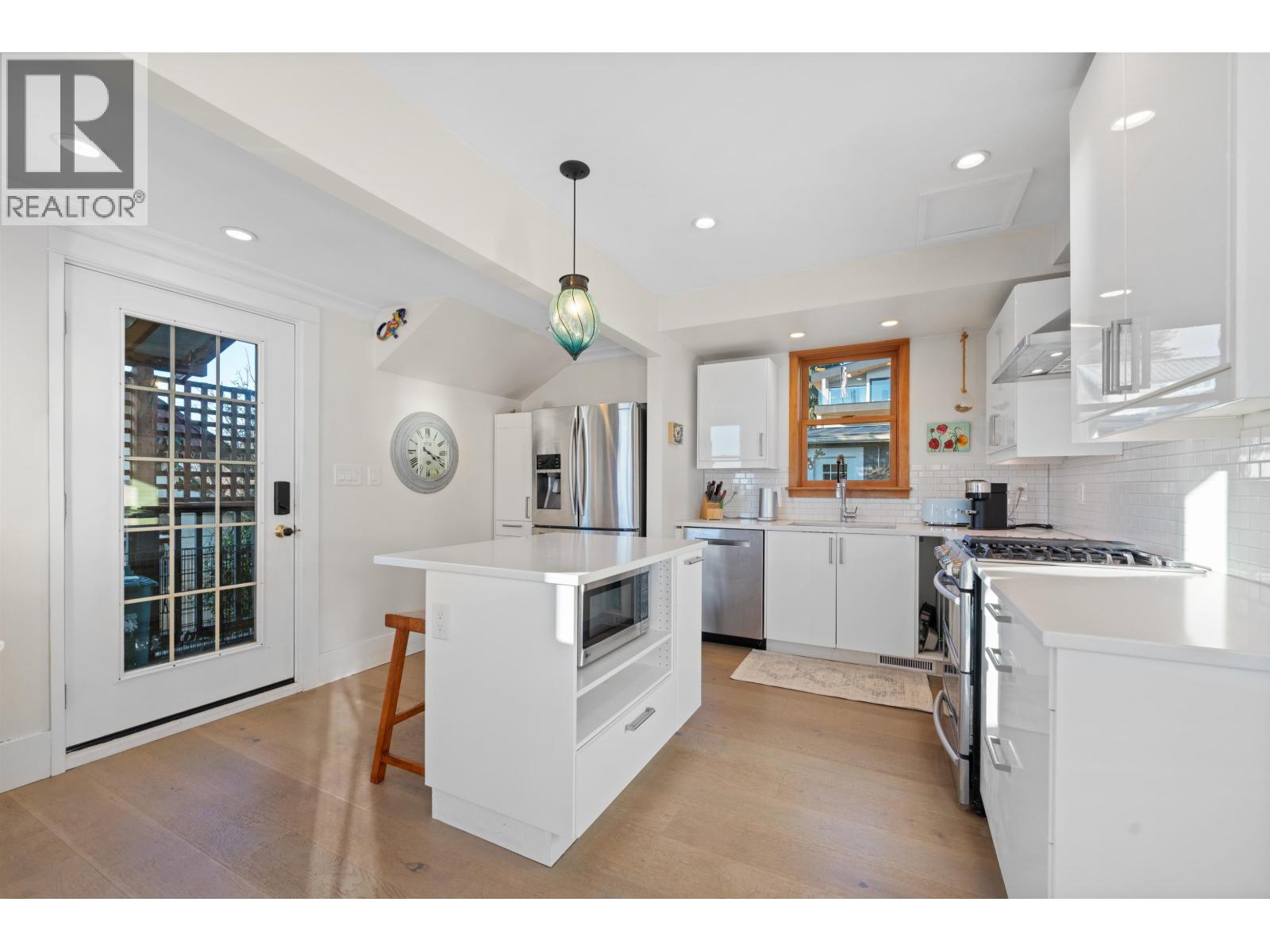 1073 CLYDE AVENUE, West Vancouver