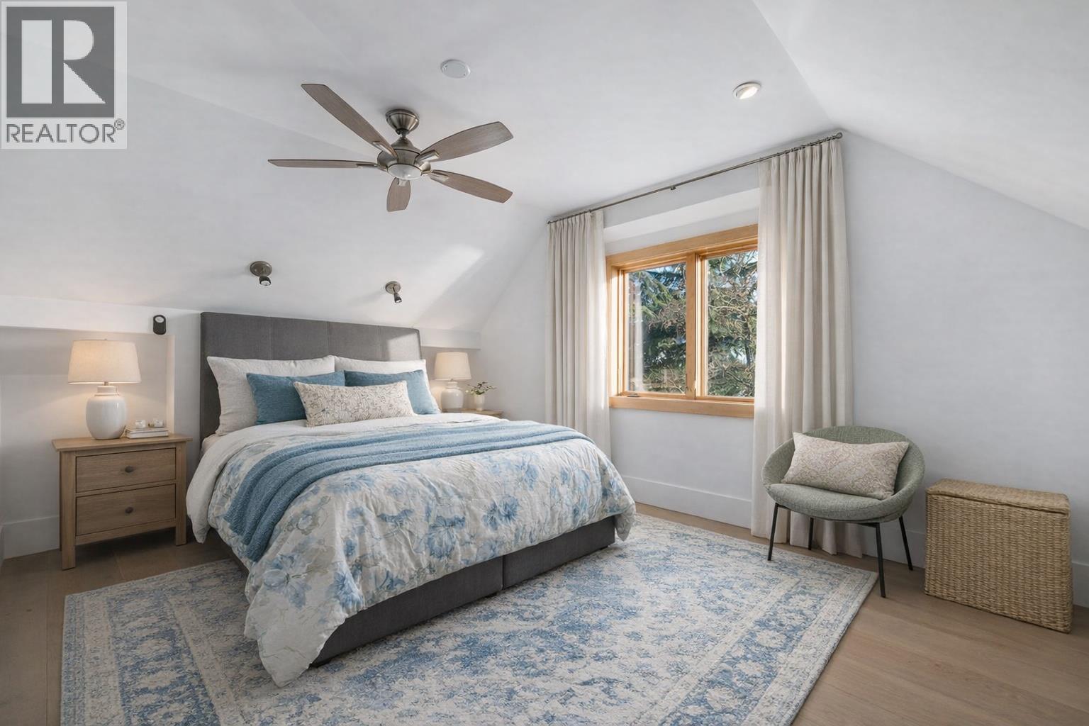 1073 CLYDE AVENUE, West Vancouver