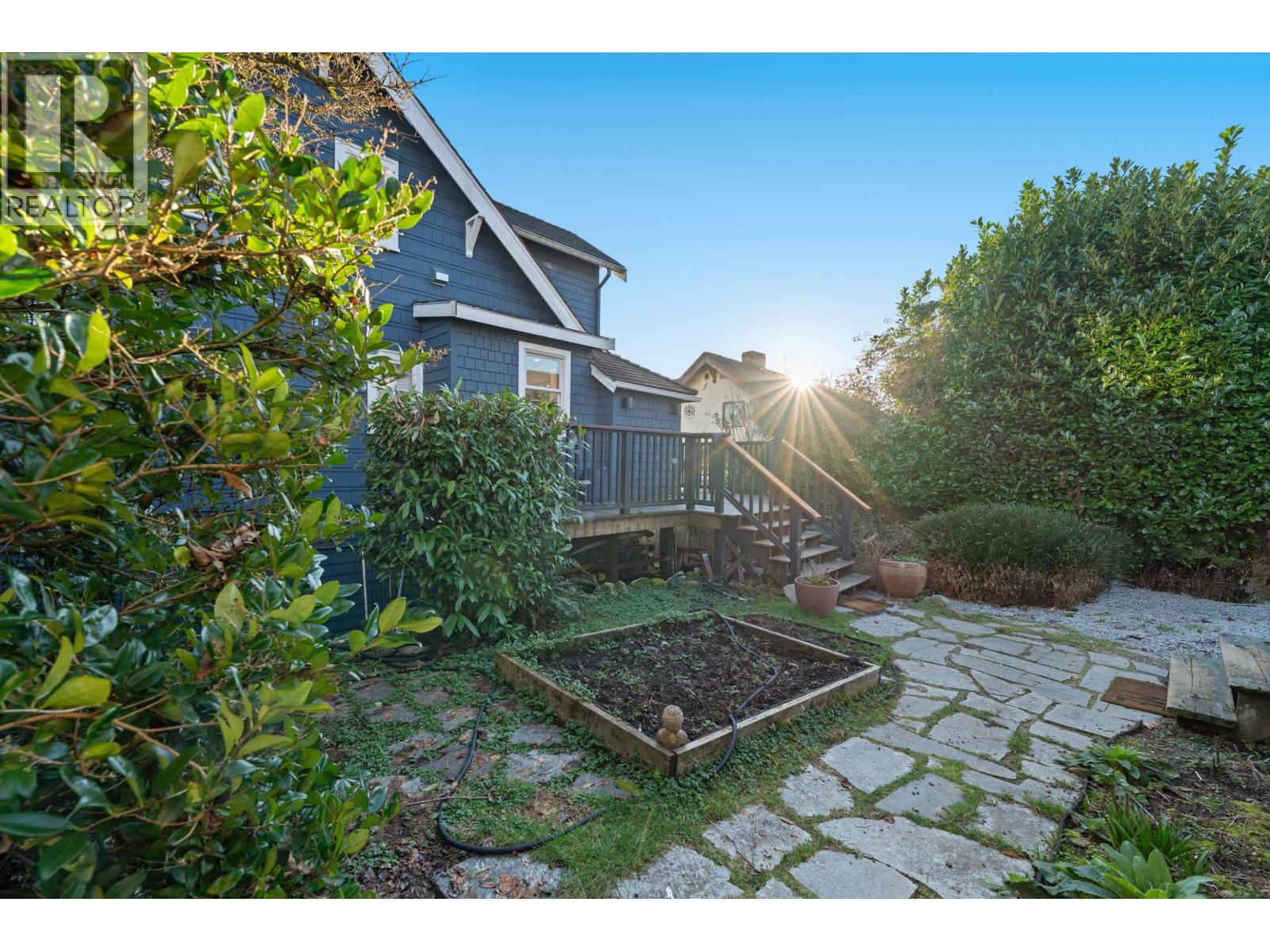 1073 CLYDE AVENUE, West Vancouver