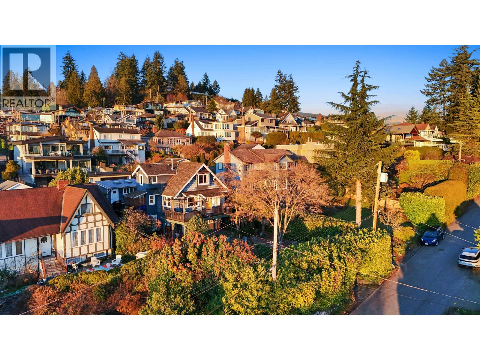 1073 CLYDE AVENUE, West Vancouver