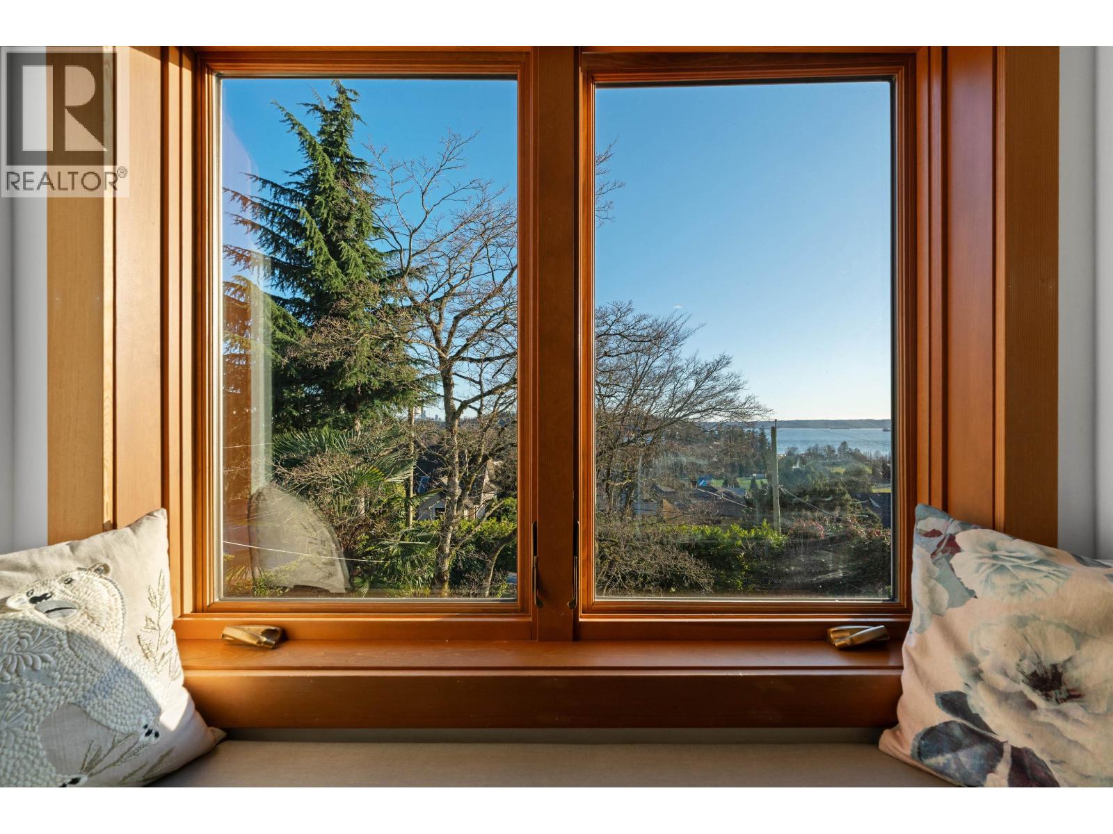 1073 CLYDE AVENUE, West Vancouver