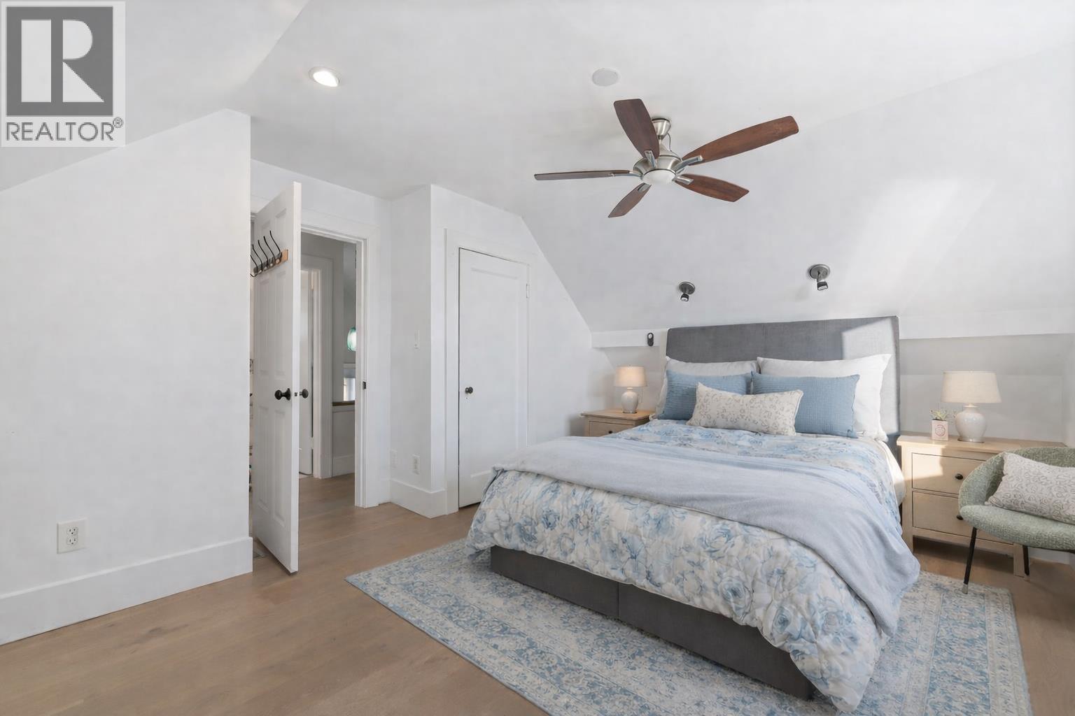 1073 CLYDE AVENUE, West Vancouver