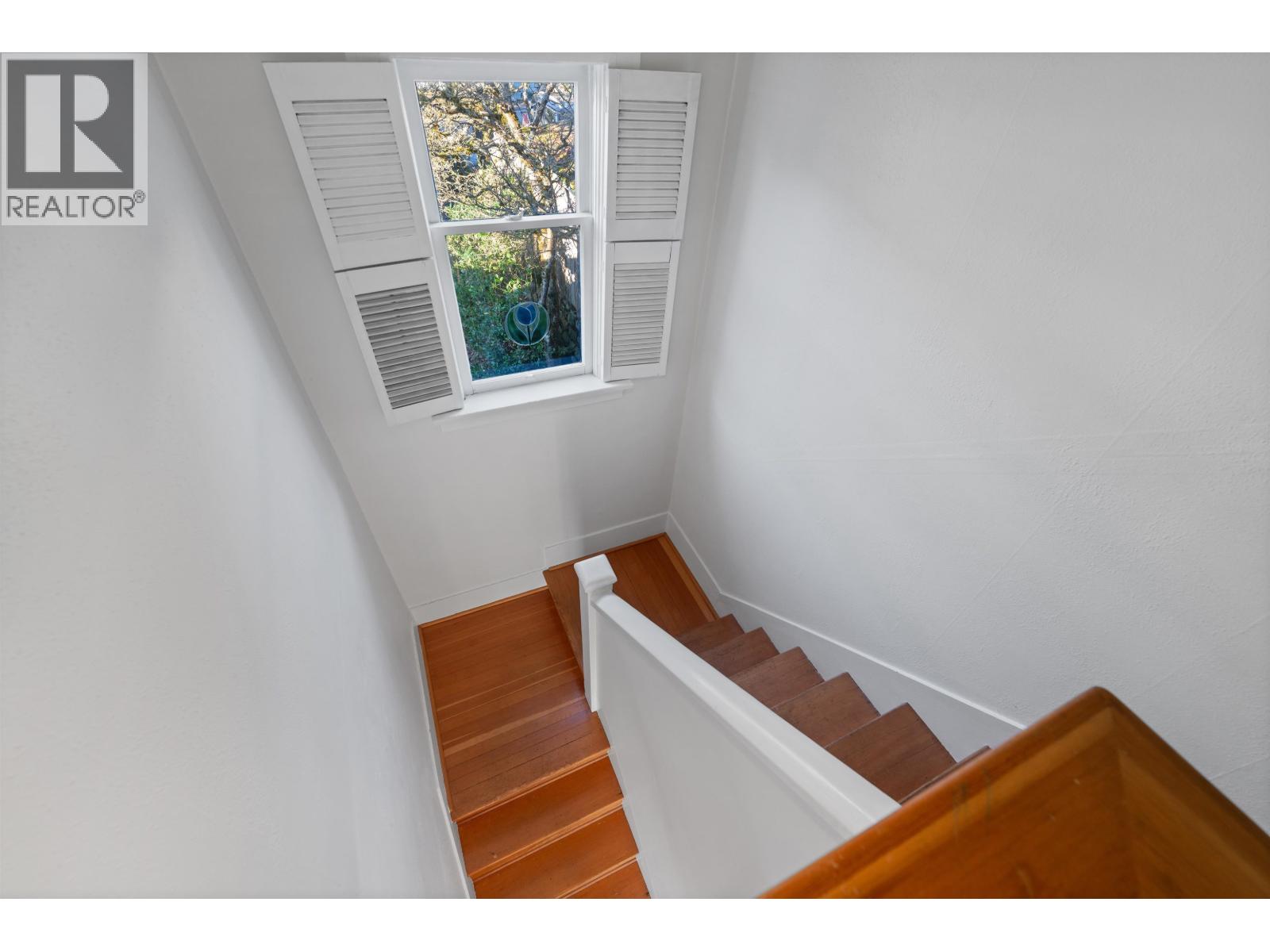 1073 CLYDE AVENUE, West Vancouver