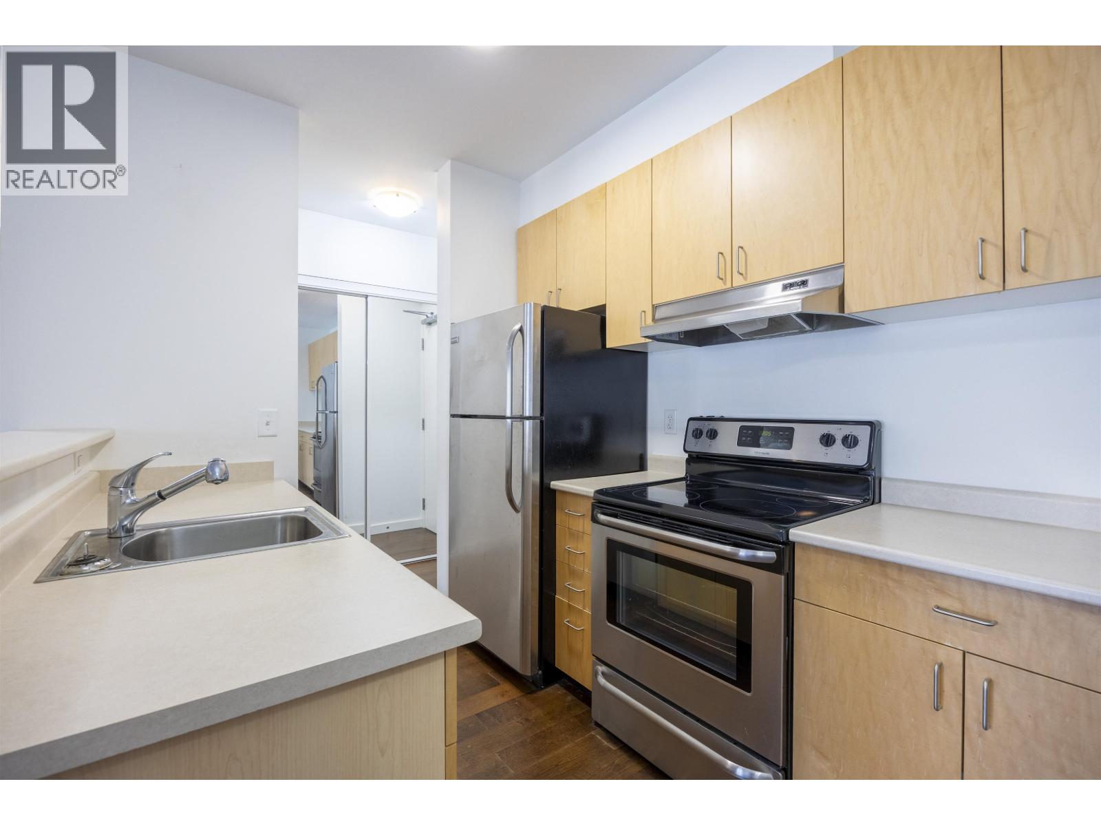 206 1033 ST. GEORGES AVENUE — photo 2