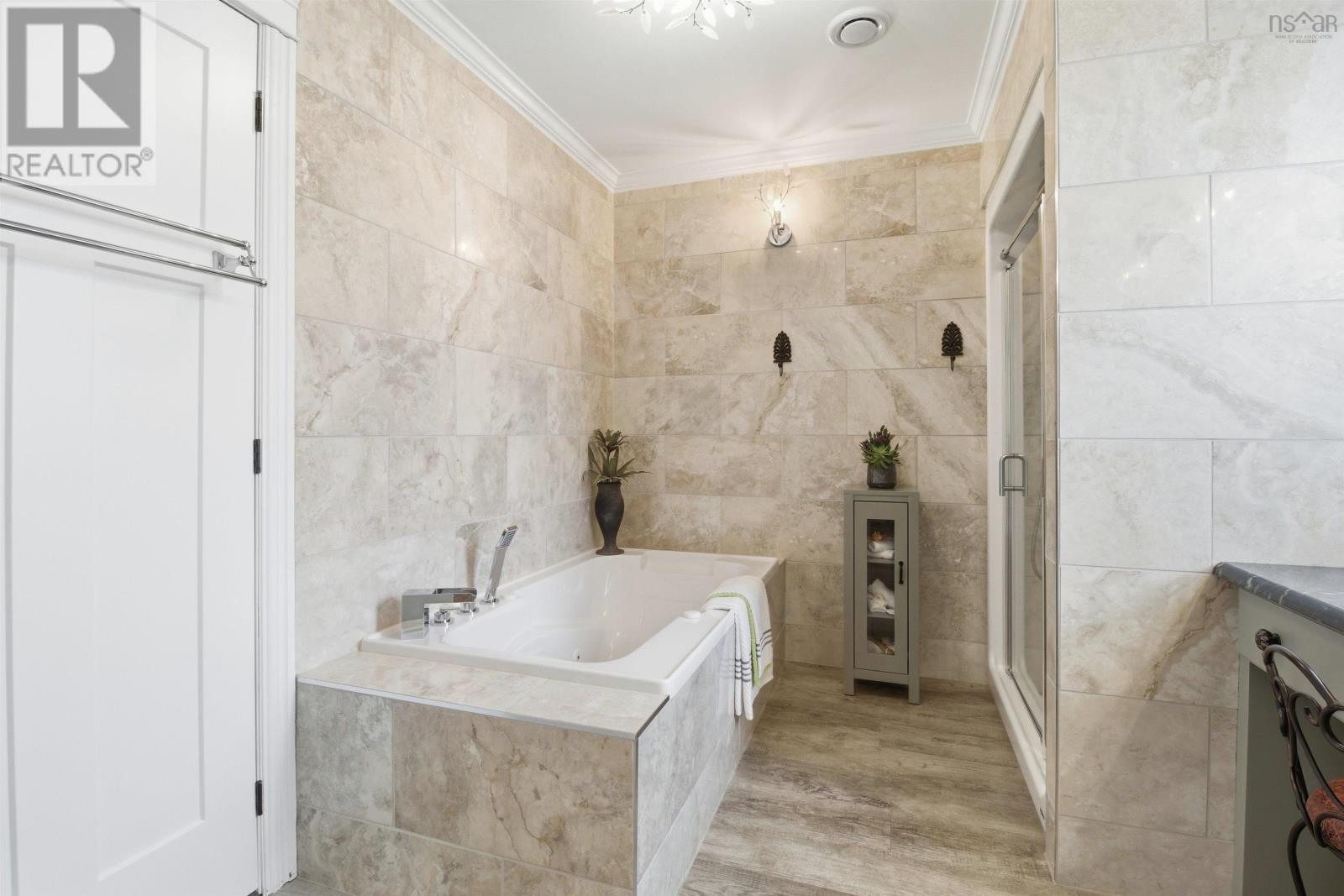 Property 33 of 50 of 915 Bradley Street