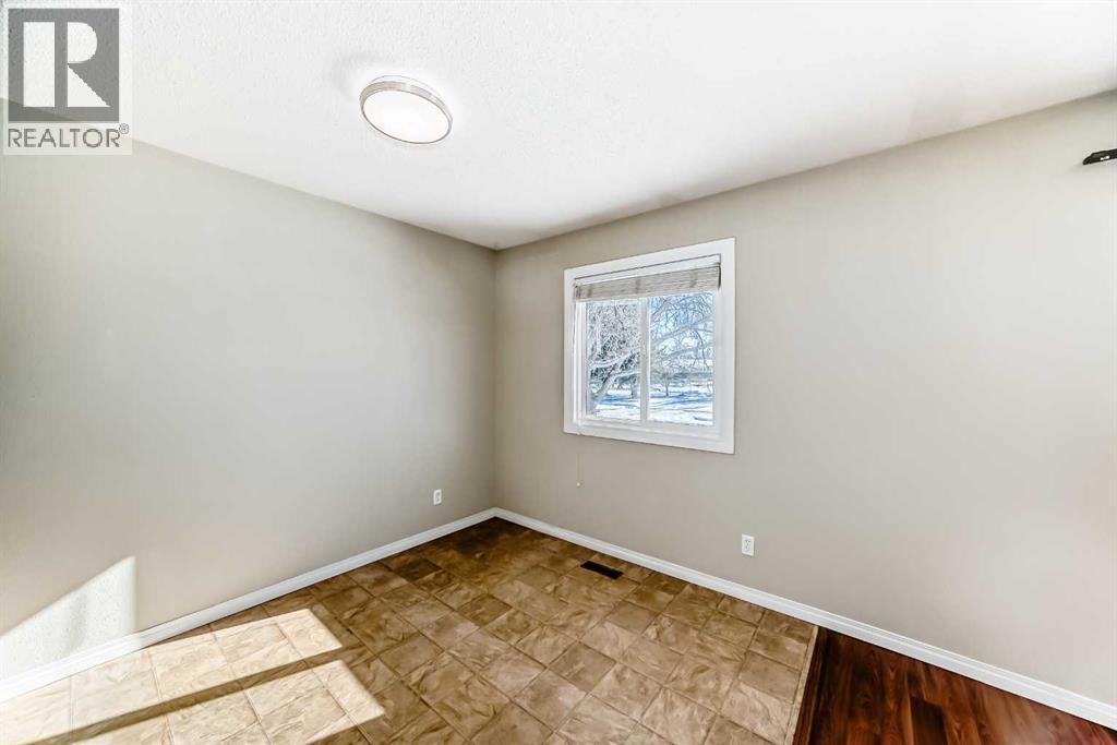 
          33 Meadowlark Boulevard North
            <br/>
            <span>Lethbridge</span>
            , 
            <span>AB</span>
             <span>T1H4R4</span>
         - Photo 7