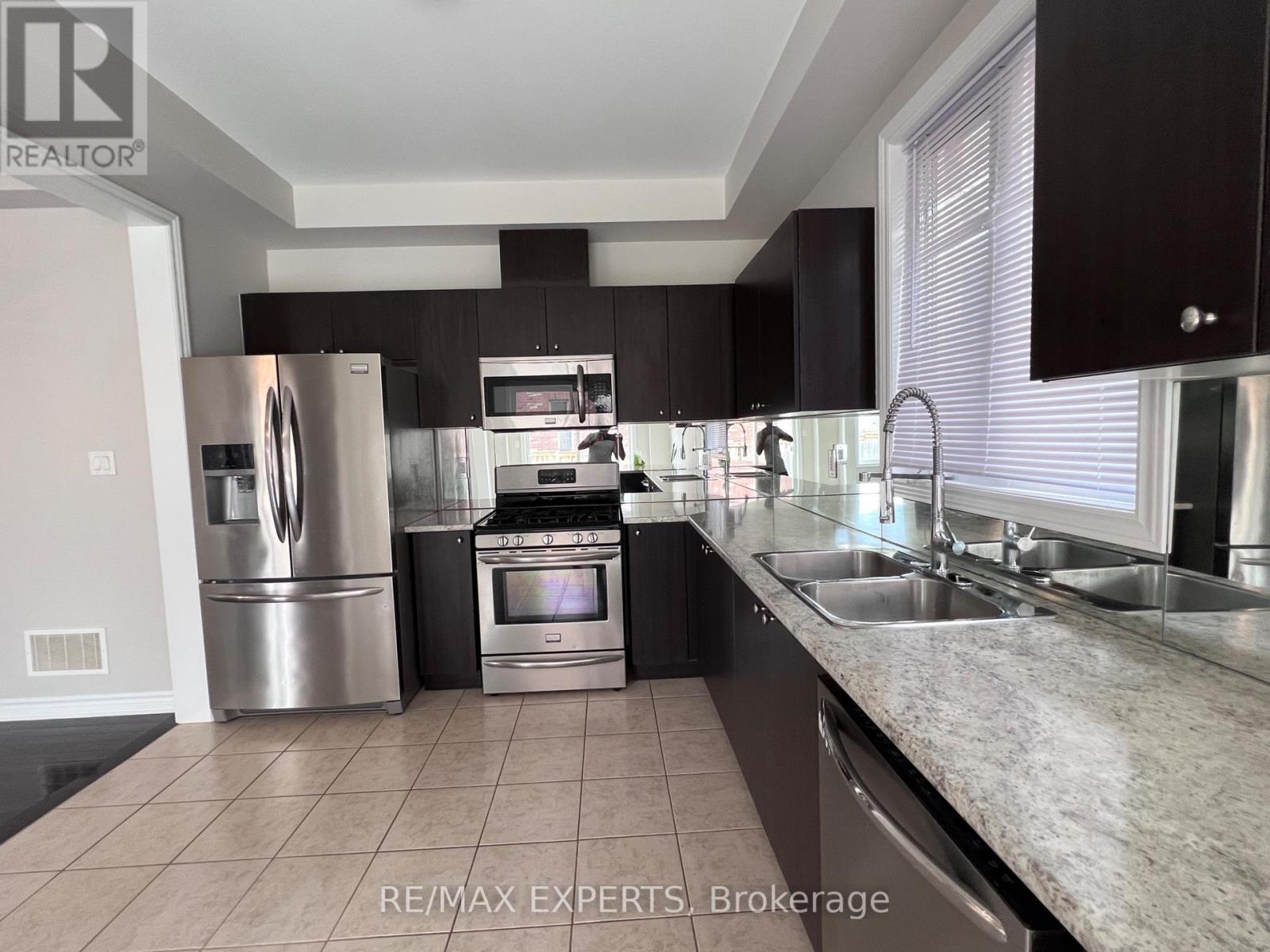 2205 DAWSON CRESCENT - 15