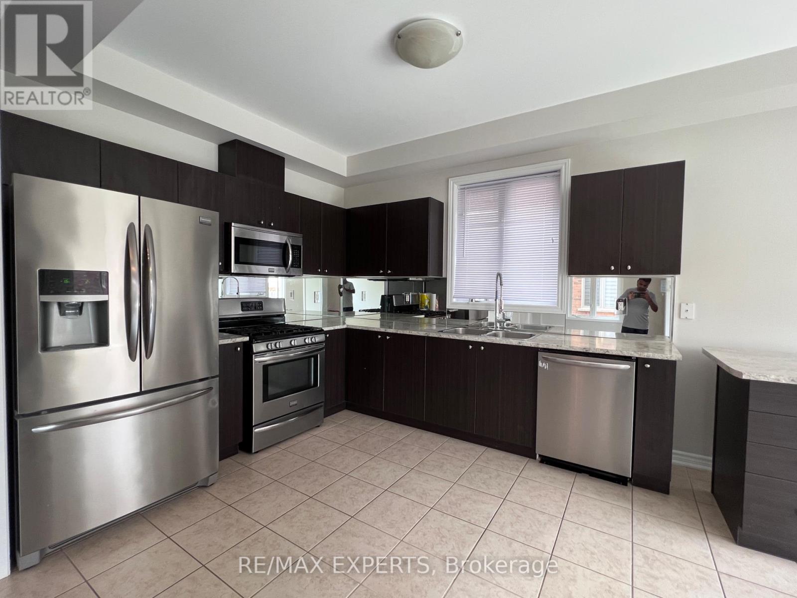 2205 DAWSON CRESCENT - 7