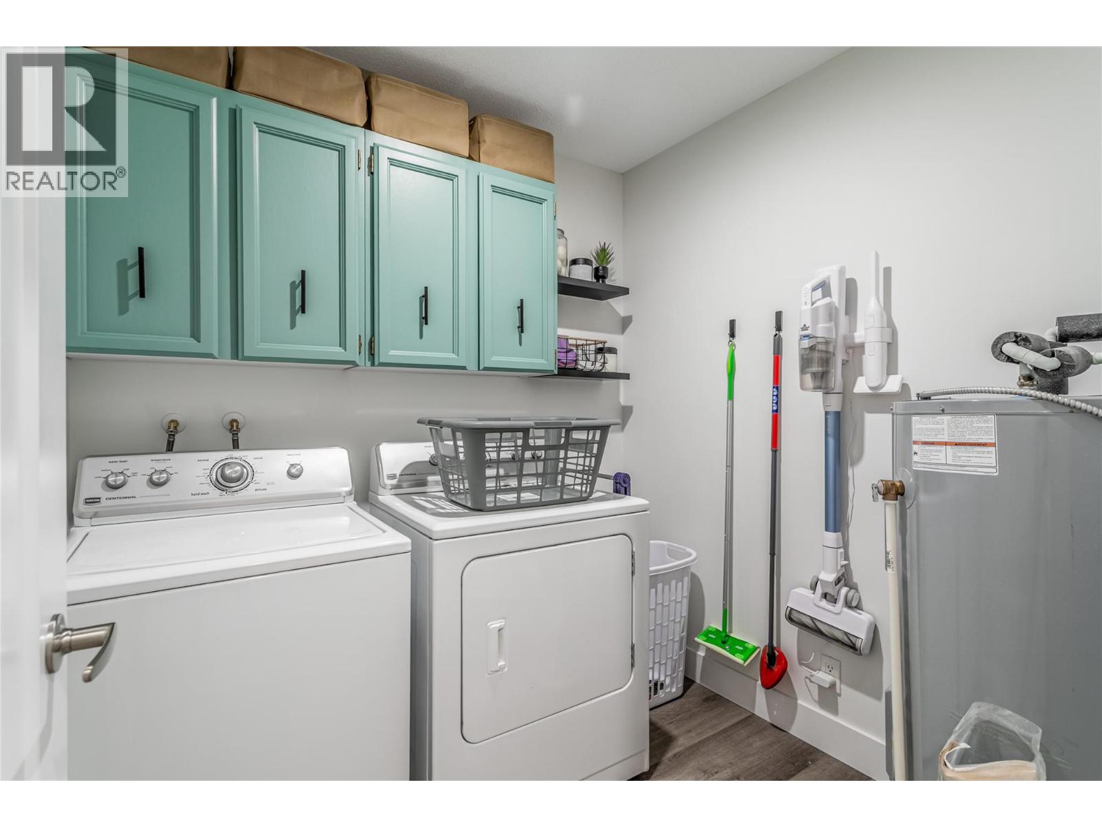 #305 1075 Bernard Avenue - 17