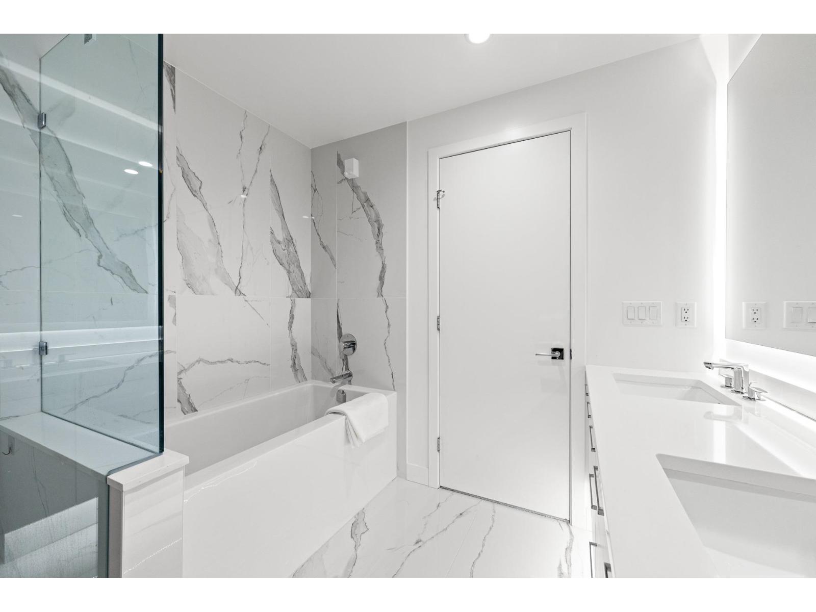 2104 1588 JOHNSTON ROAD, Surrey