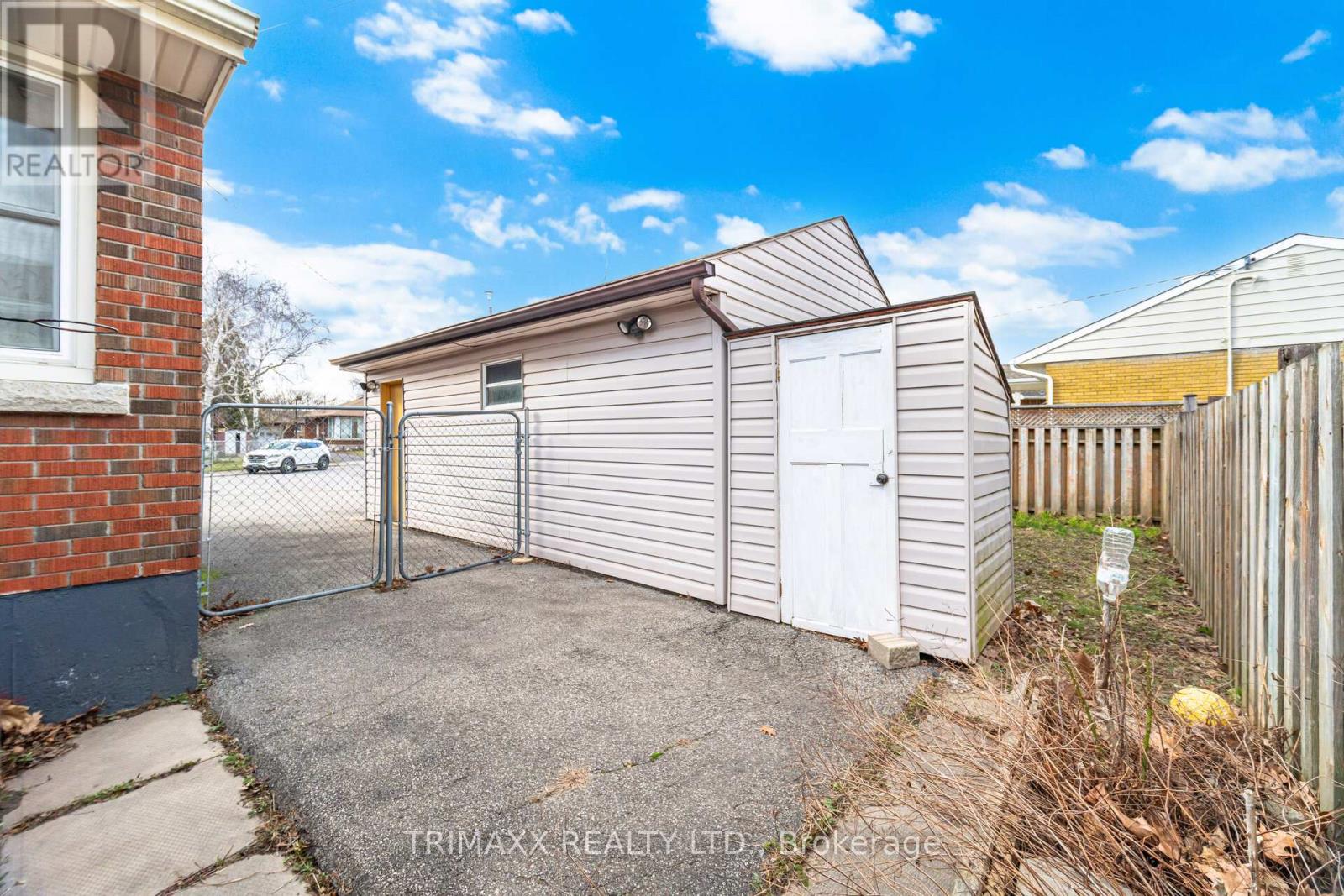 3316 MCLAREN CRESCENT - 32