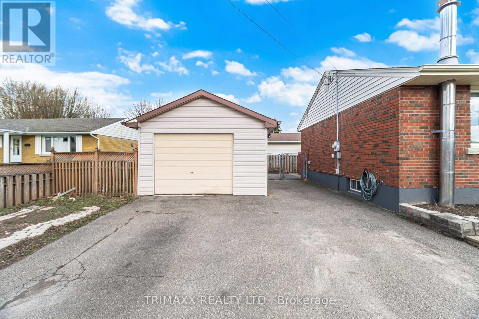 3316 MCLAREN CRESCENT - 33