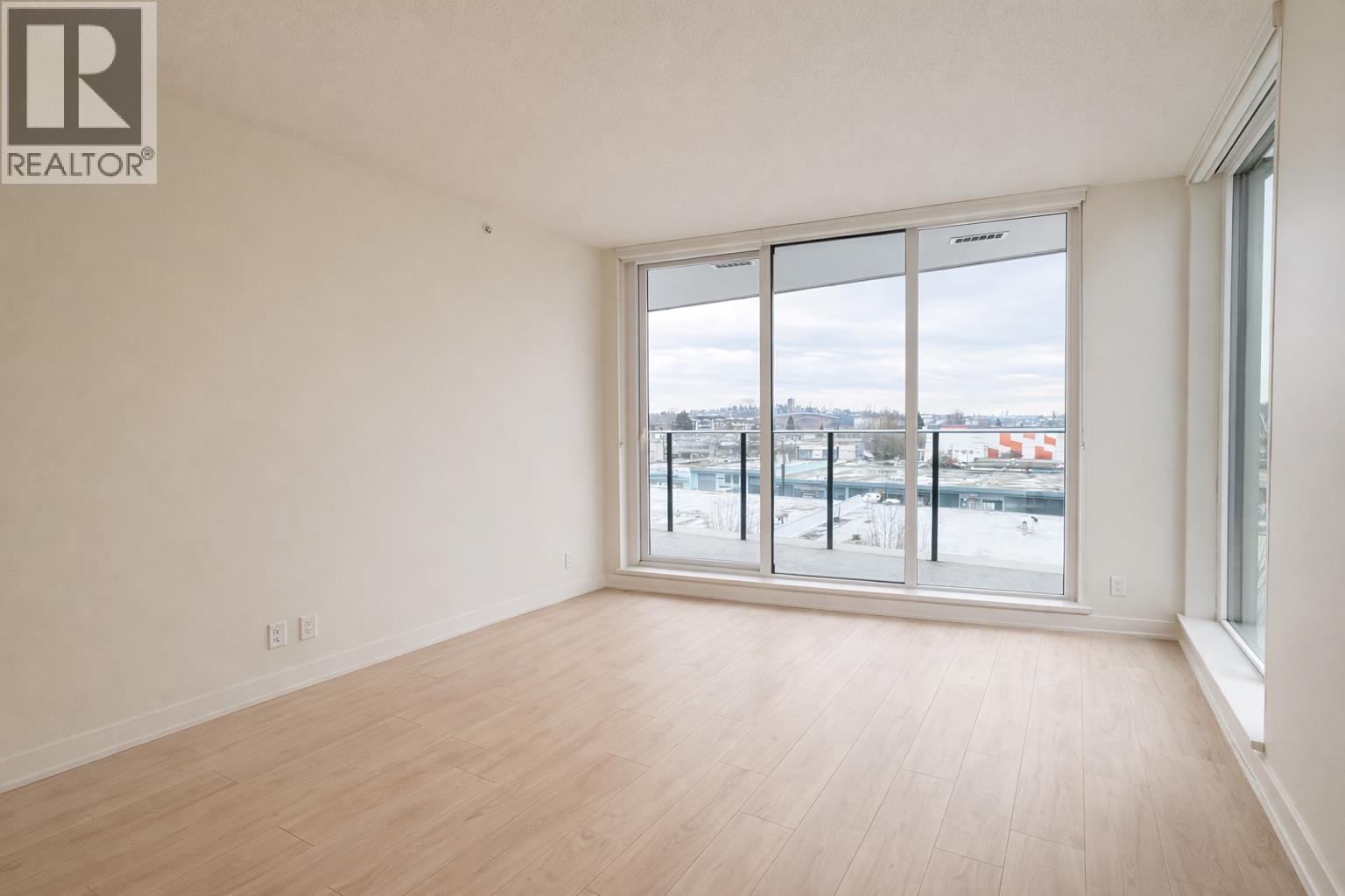 405 1401 HUNTER STREET, North Vancouver